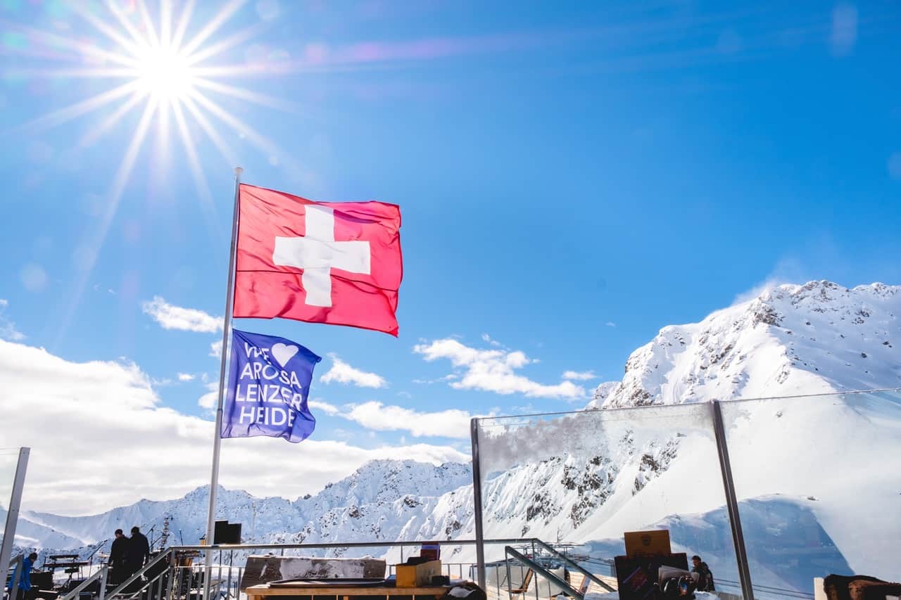Sonnenschein mit Fahnen